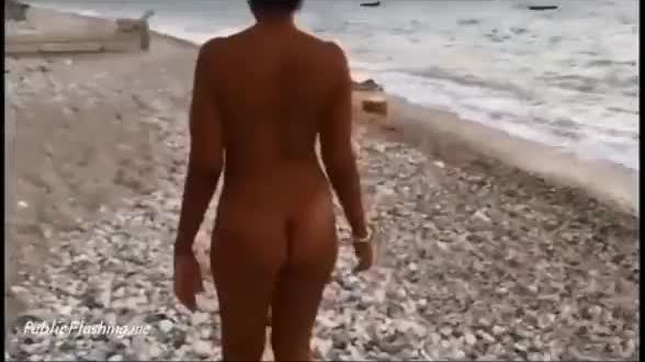 Amateur ebony girl is twerking fully nude big booty in public publicflashing.me